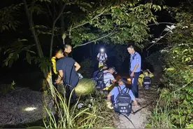 妈妈急到报警  “我儿子说周围很黑，他很害怕，可能下不来了”图片