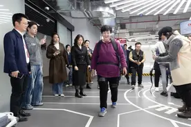 沪上这款3.3千克的“隐形拐杖”，何以让银发体验官“步履生风”图片