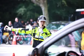 新华全媒+丨凡人微光书写时代华章——基层劳动者“五一”风采掠影图片