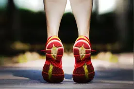 一个简单的动作能强身健体、预防疾病！比走路还简单！图片