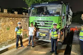 烟台交警一大队查获一辆超载大货车图片