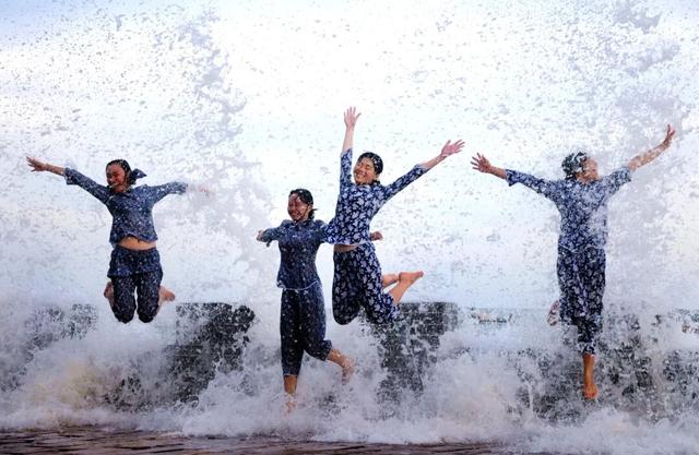 【暖冬遇见防城港】跟着“广西县超”游防城港！老表约你看球赏景！好吃好玩等你来！