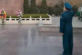 英雄山下，仰望毛主席塑像敬个礼图片