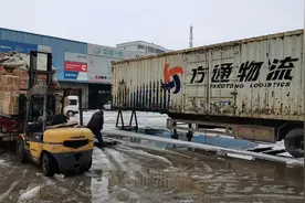 湖北冰冻寒潮中的物流人：反复更改计划，生意停滞图片