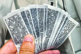 新衣裳的吊牌为何多如“一手牌”？ 有人专门搜集当书签图片