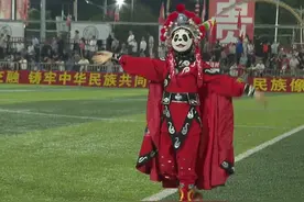 当“村超”遇上“变脸” 成都小女孩村超现场表演川剧变脸绝活图片