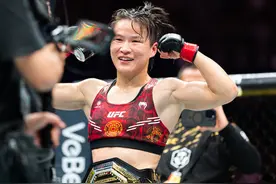 搏击——UFC：张伟丽卫冕女子草量级金腰带图片