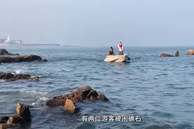 留心涨潮规律！外地游客被困礁石，青岛大哥曾三次救人图片