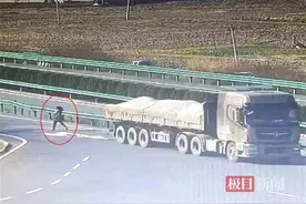 两女子高速路上拦车卖盒饭，襄阳保康交警紧急排险！图片