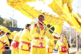 南通市崇川区陈桥街道开展中外文化交流活动：祥蛇舞韵庆新岁，中外共鉴民俗情图片