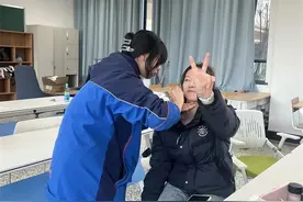 学生给老师化妆 结果是惊喜吗？图片