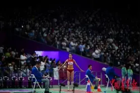 亚运会女子三级跳远决赛上的激情与等待图片