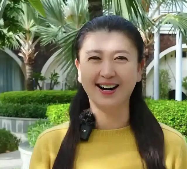 知名演员直播“哭穷”引争议,称儿子年收入不到40万,养家压力大