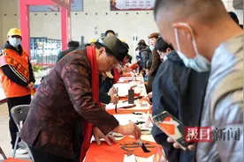 汉口站首次开启“双向进站”模式迎春运：送出700幅翰墨飘香的春联和年福，你领到了吗图片