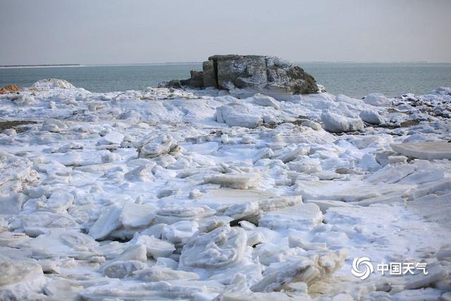 寒潮持续影响辽宁 锦州笔架山海域现海冰盛景