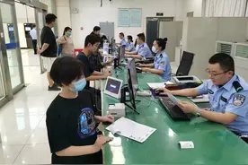 无须预约！郑州市公安局出入境开设暑期夜间办证专场图片