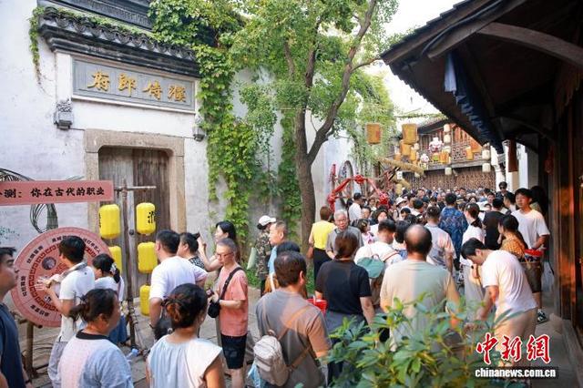 浙江桐乡：濮院时尚古镇 “宋韵”醉游人