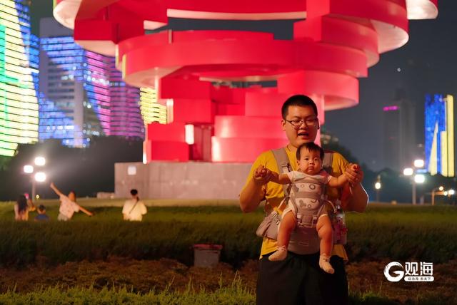 夏夜五四广场：市民游客共享城市活力