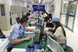 无需预约！郑州公安出入境推出学生“夜间办证专场”图片