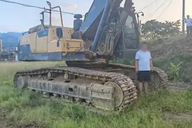 重庆一男子将租来的挖掘机出售获利60余万元，已被缉拿归案图片