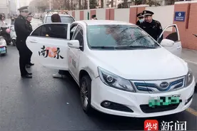 网约车营运资质过期仍上路载客，执法队员火眼查处图片