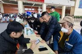 “服务窗口”搬门外 网络申报率达77.5% 银川灵活就业人员缴纳社保费不排长队了图片