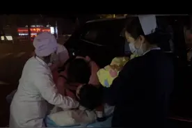 二胎孕妈私家车上分娩，医护人员飞奔救治图片