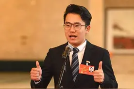 扎根乡村十余载成就“土货书记” 带领村民直播卖货年超千万元｜我们村的年轻人图片