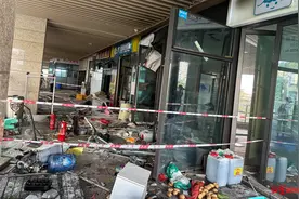 成都一外卖店凌晨发生燃气闪爆，官方通报：初步判断系燃气罐未完全关闭，无人员伤亡图片