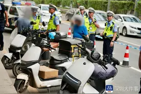 深圳交警严查盐龙大道电动车冲禁令等违法行为，现场扣车5台图片