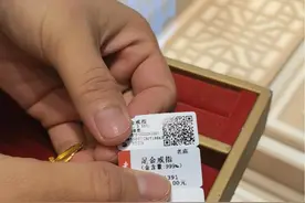 服务员称重2.2克实际1.6克 南昌老庙黄金“一口价”金饰被指欺诈图片