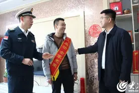 济宁市兖州区大安镇为荣立三等功的现役军人家庭送上喜报图片