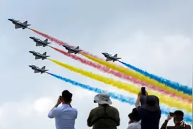 人民空军成立75周年，我拍到了“八一”表演队飞行员的英姿图片