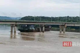 江西鄱阳一货船撞上太阳埠大桥，村民称系无人驾驶的空船，官方：大桥受损情况及事因正调查图片