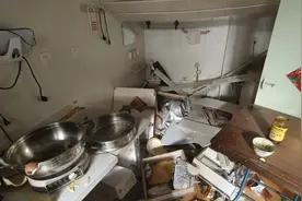 好嘛！大娘点火瞬间爆燃，头发烧焦、厨房“被拆”……图片