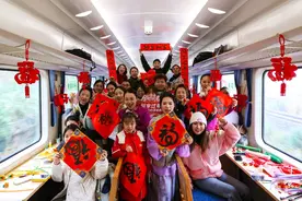 图片新闻｜春运首日 慢火车上感受非遗文化图片