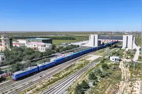 内蒙古二连浩特：中蒙口岸交流繁忙图片