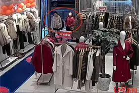 大妈捡到手机后竟带着女儿疯狂购物，一口气刷光微信钱包5100多元，被警方抓获图片