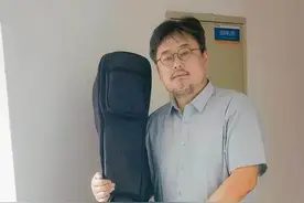 音乐教授携带贝斯坐地铁被拒？广州地铁回应→图片