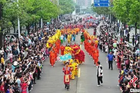 广西来宾千人巡游展“非遗”魅力 唱响新“欢歌”图片