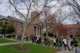 美国高校要“造反”？哈佛校长第一个上图片