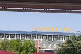 果然视频｜陪考妈妈穿旗袍来送考：做好后勤服务，让孩子轻松应考图片