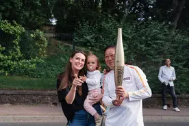 巴黎奥运会丨“奥运老兵”成巴黎奥运会首位中国火炬手图片