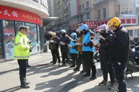 礼让斑马线 文明你我他：即墨交警为 “两新群体”送上“文明出行课”图片