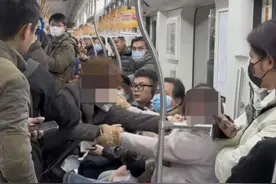 女子与大妈在上海地铁车厢内大打出手，警方介入处理图片