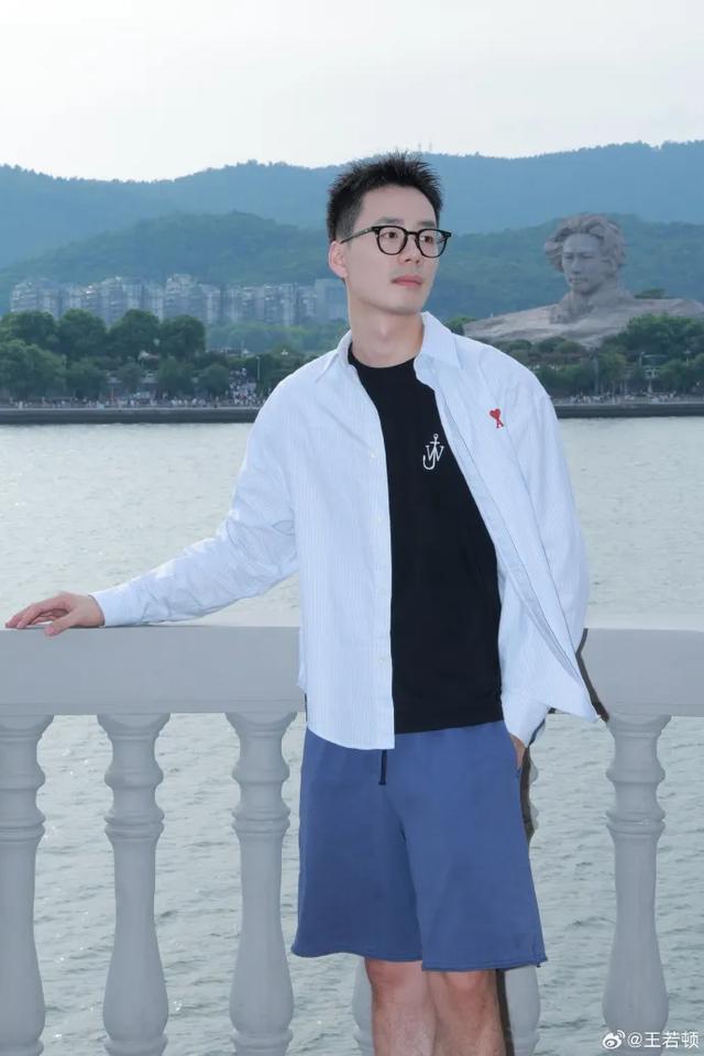 前东方甄选明星主播顿顿（王若顿）单飞后首场销售额破500万