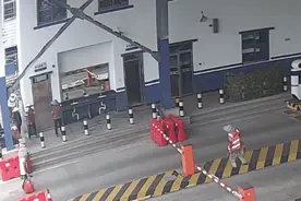 开门瞬间，民警被眼前的一幕惊呆了图片