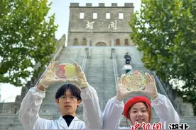 武汉一高校学生创作“细菌画”为母校庆生图片