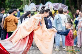 “戏”引力拉满  长沙5月1日瞬时客流最高166.03万人次图片