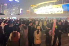 邓紫棋长沙演唱会场外多人喊退票，警方：2人被抓图片